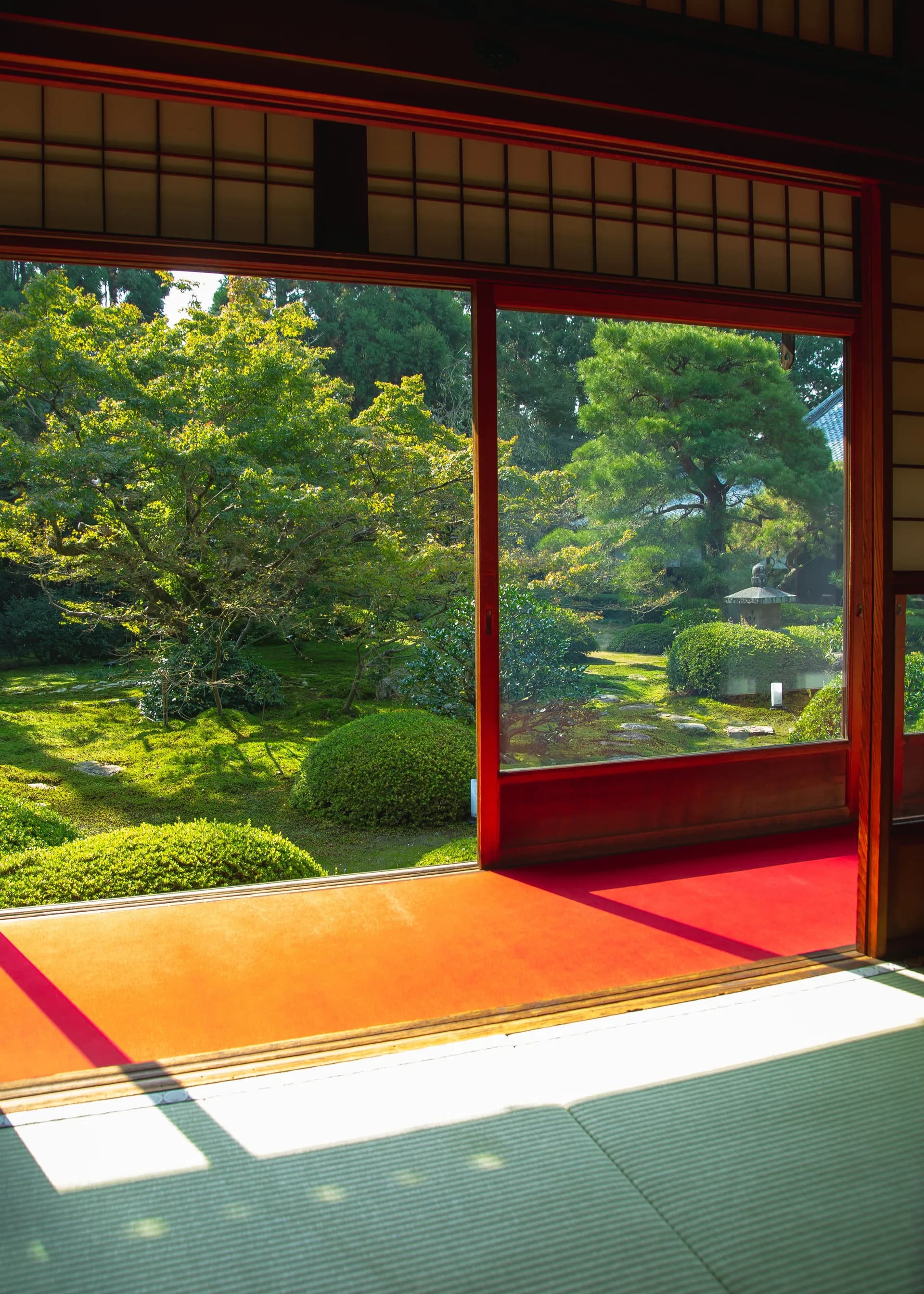 Primer slike BookNoFees: Japonska soba s tatami preprogami in širokim razgledom na zeleni vrt