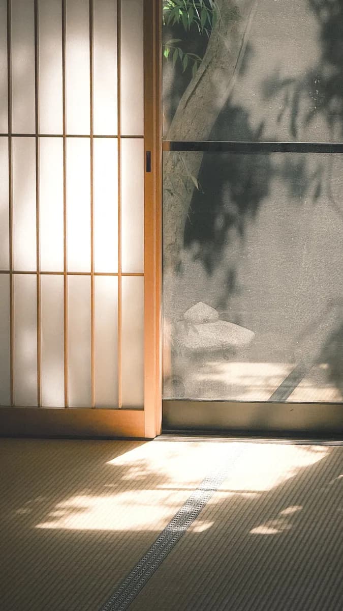 Primer slike BookNoFees: tatami in drsne stene v topli sončni svetlobi