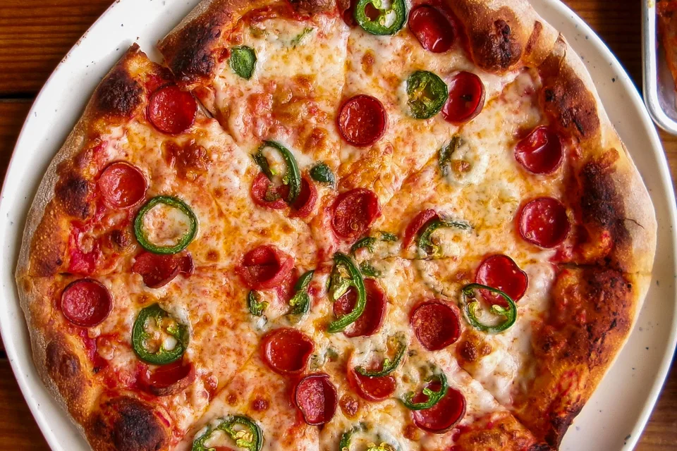 BookNoFees: Primer fotografije: Pizza s pepperonijem in zeleno papriko