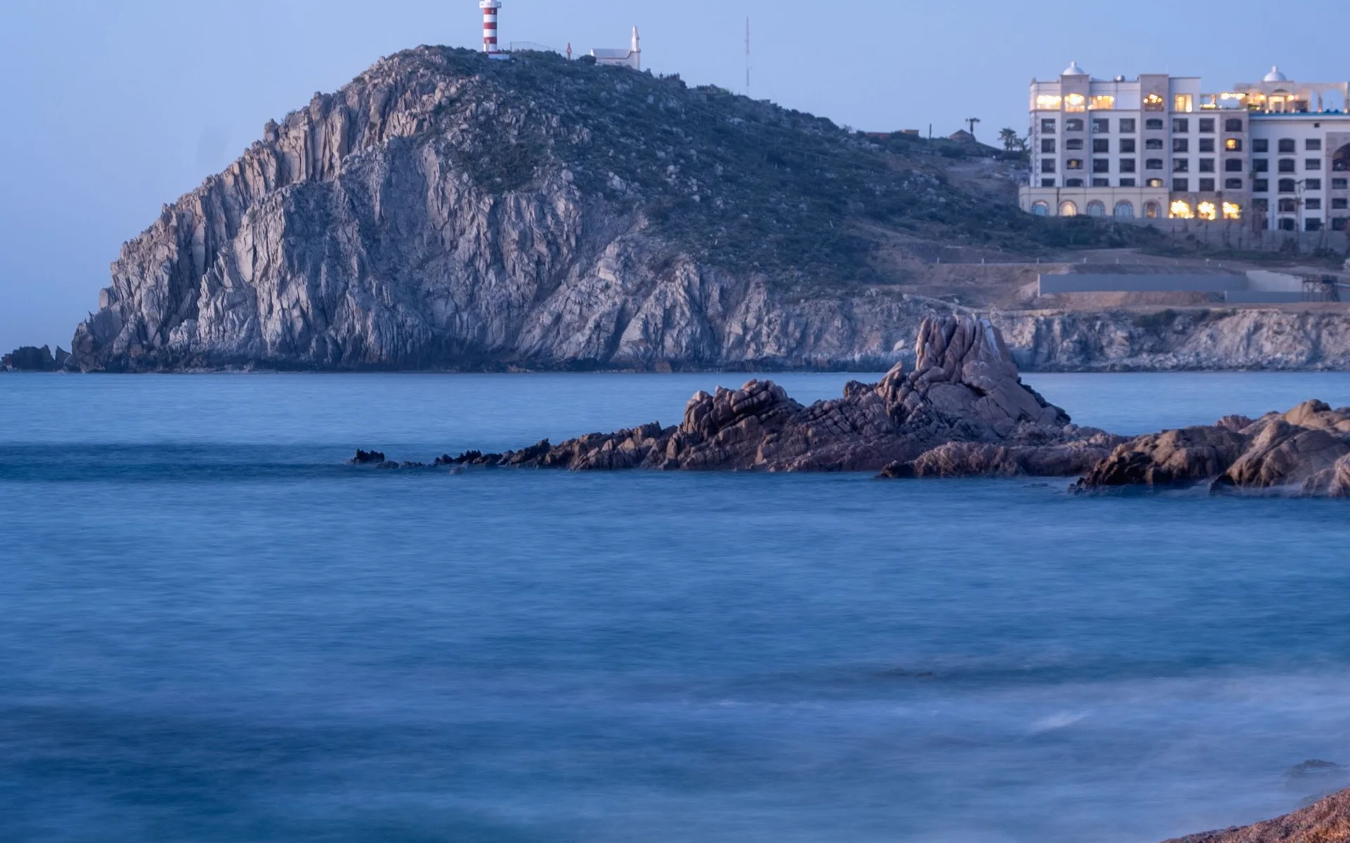 Skalnata obala z majakom pri Cabo San Lucas