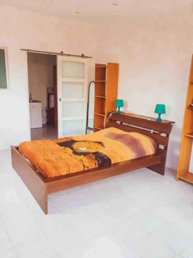 BookNoFees: Miren bungalov s cvetočim terasom in poletno kuhinjo – Agde