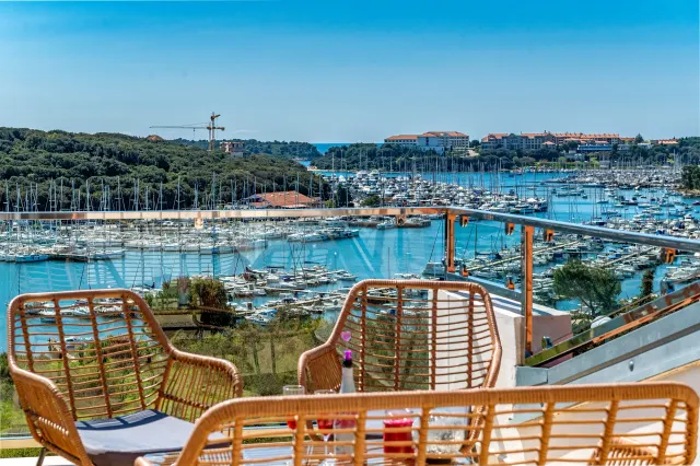 BookNoFees: Penthouse Lidi – pogled na morje / 2 spalnici + parkirišče + odlična lokacija – Pula