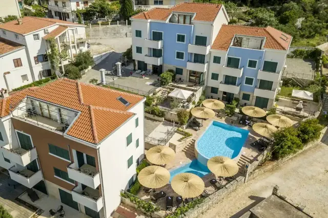 BookNoFees: Mirno počitniško stanovanje z bazenom in vrtom – Slatine