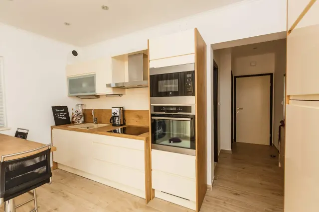 BookNoFees: Miran apartman s balkonom i pogledom na more – Okrug Gornji