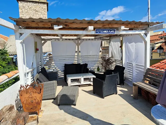 BookNoFees: Mirno počitniško stanovanje z balkonom in žarom – Krapanj