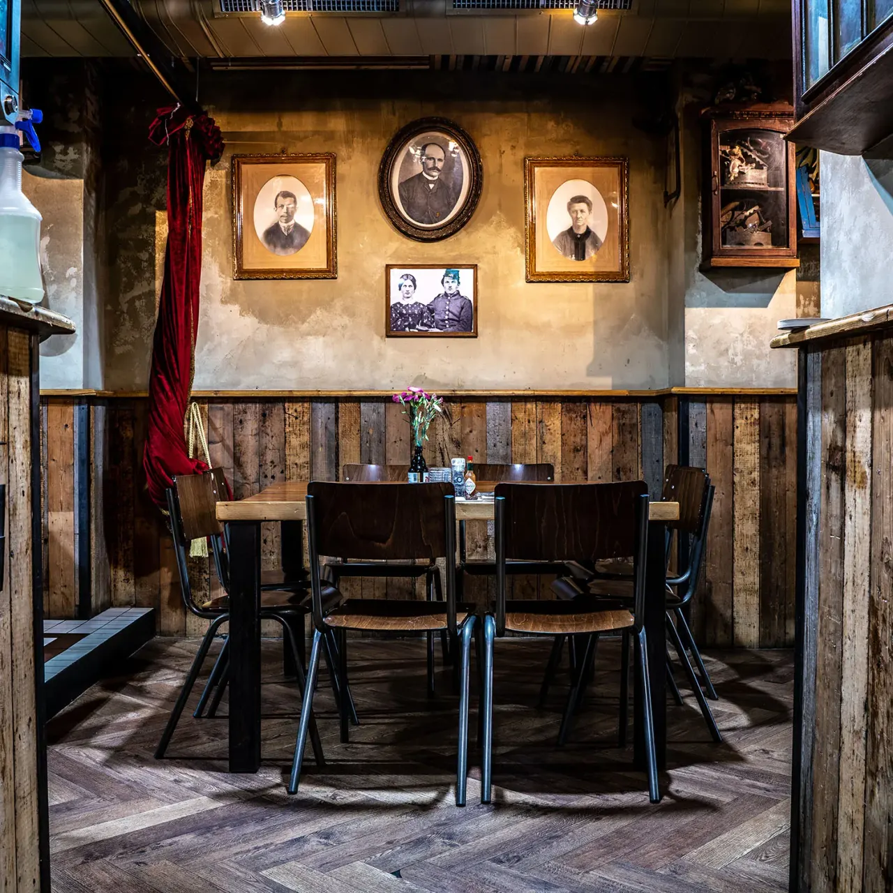 BookNoFees: Restavracija – Cannibale Royale Handboogstraat – Amsterdam – Cannibale Royale, Handboogstraat, fotografija 1