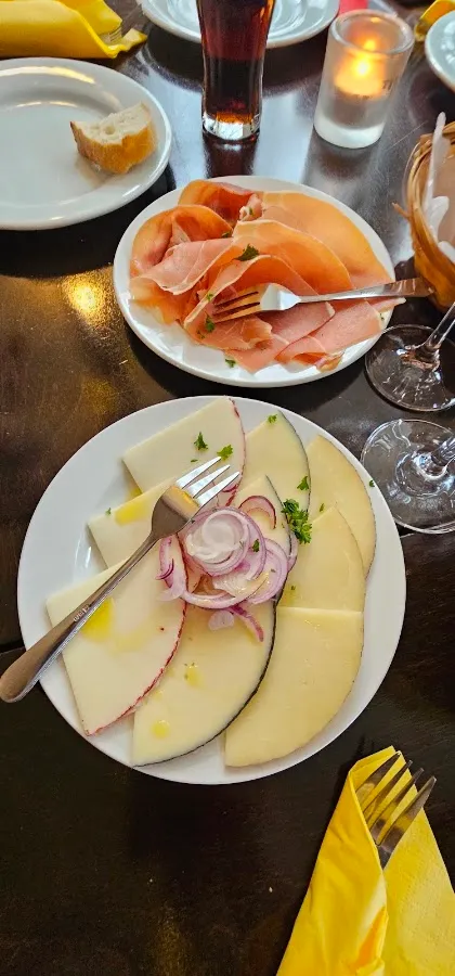 BookNoFees: Restavracija – La Bodega – Unna – Vinska klet, fotografija 3