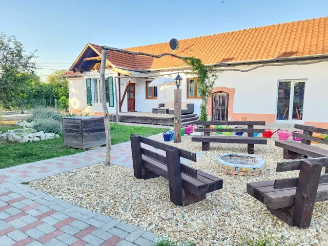 BookNoFees: Mirna, prostorna hiša z vrtom in ognjiščem – Tiszatardos