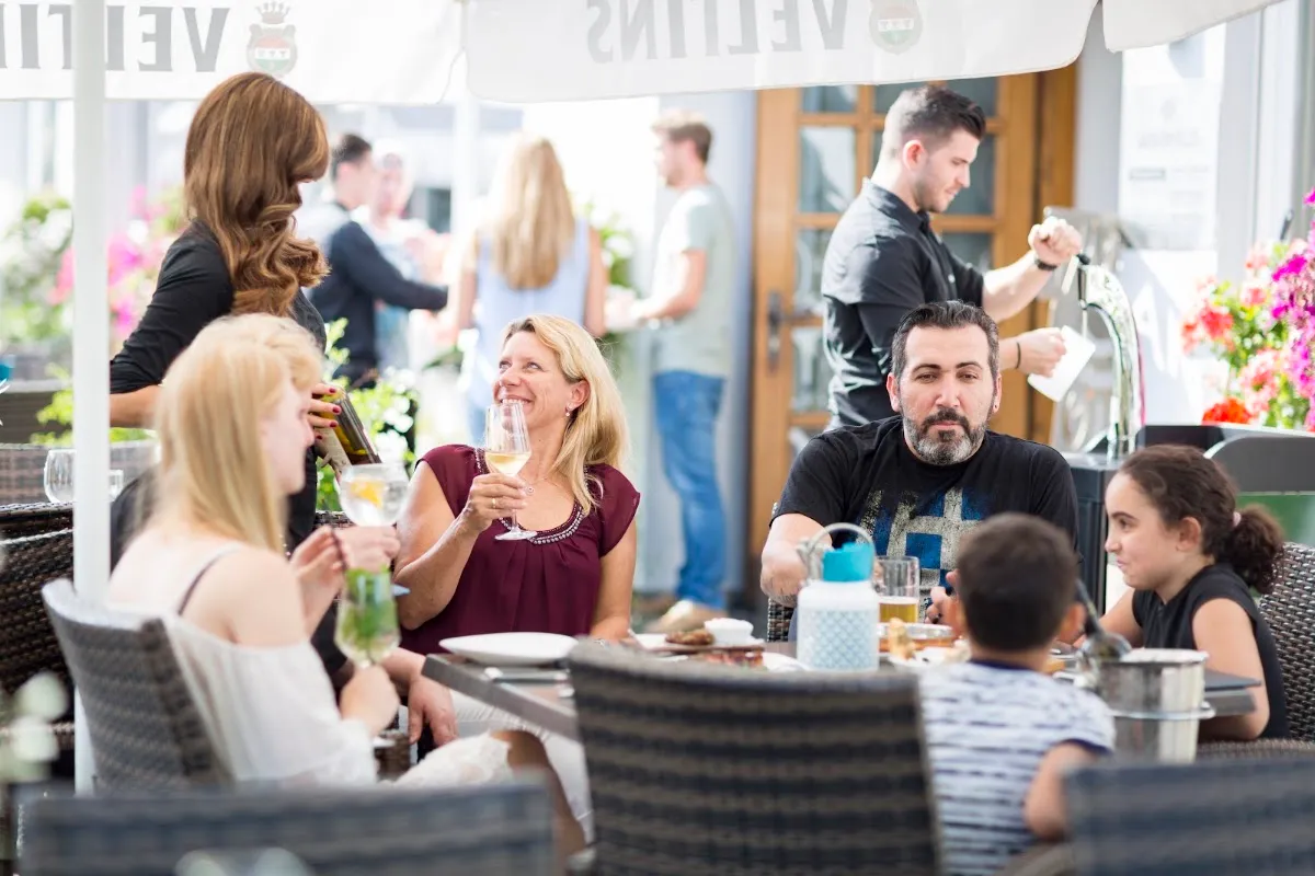 BookNoFees: Restavracija – Akropolis Restaurant – Unna – Restavracija Akropolis, fotografija 1