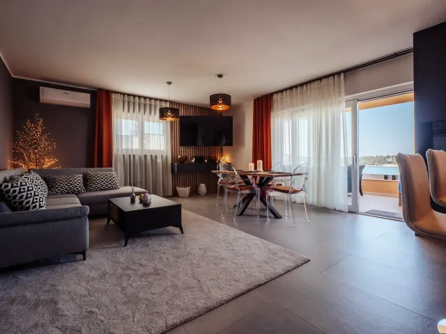 BookNoFees: Elegantno dizajnersko stanovanje s teraso in pogledom na morje, pritličje – Rogoznica