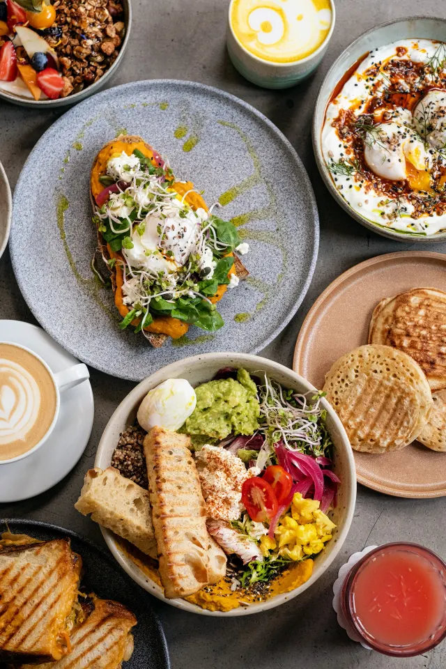 BookNoFees: Kavarna – Bistro Monk – Prague – Bistro Monk, fotografija 2