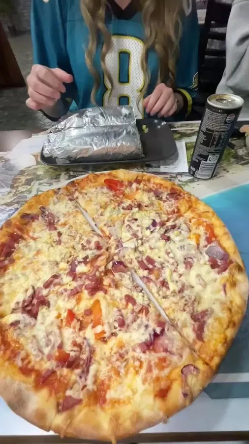 BookNoFees: Okrepčevalnica – Jakos Ravintola & Pizzeria – Helsinki – Jakos Restavracija in picerija, fotografija 3