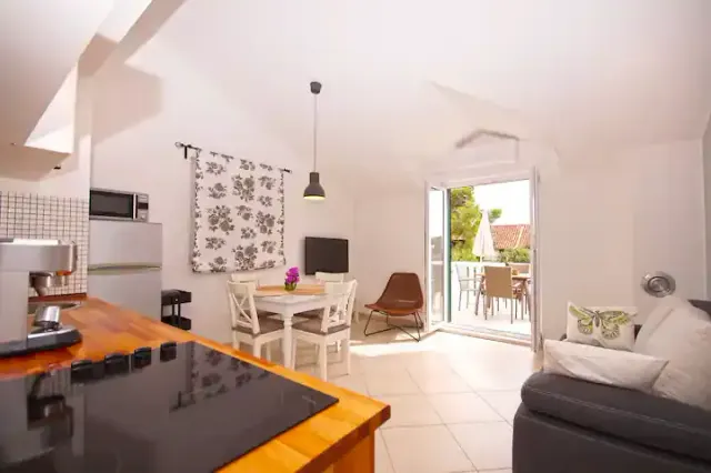 BookNoFees: NOVO – Apartma 1 v bližini plaže – Tribunj