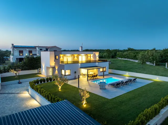 BookNoFees: Prostorna vila z zasebnim bazenom in vrtom – Juršići