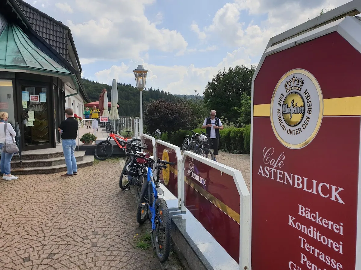 BookNoFees: Restavracija – Café Astenblick Bäckereicafé – Medebach – Kavarna Astenblick – pekarna in kavarna, fotografija 1