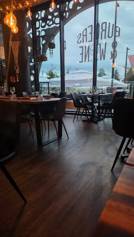 BookNoFees: Restavracija – Burgers & Wine – Helsinki – Burgers & Wine, fotografija 1