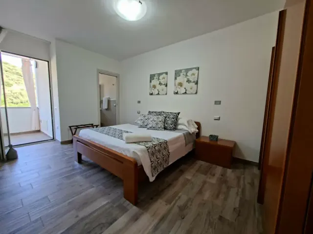 BookNoFees: Miren apartma v središču mesta z balkonom in razgledom na gore – VILLASIMIUS