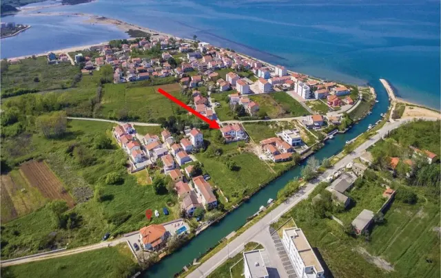 BookNoFees: Mirno enosobno stanovanje s pokritim vhodom in vinsko trto – Nin