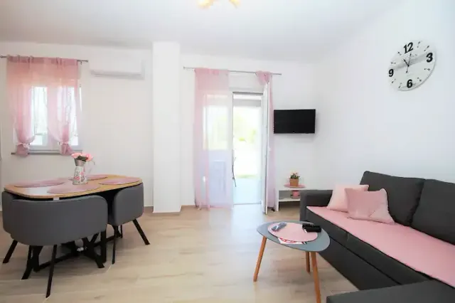 BookNoFees: Manu B – stanovanje v pritličju s parkirnim mestom in v bližini plaže – Fažana