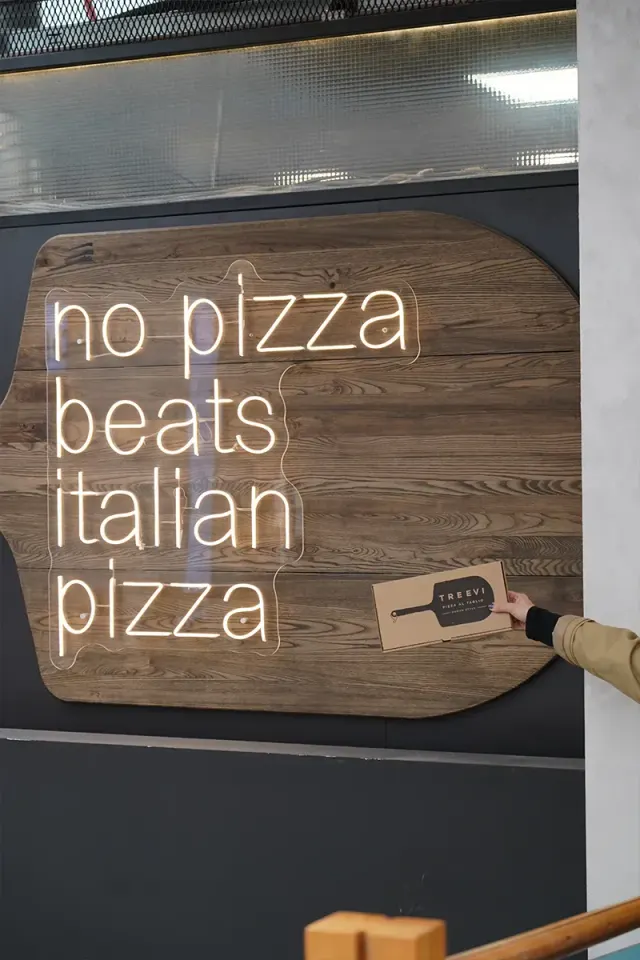 BookNoFees: Restavracija – Treevi Pizza Al Taglio – Bucharest – Treevi Pizza po kosih, fotografija 3