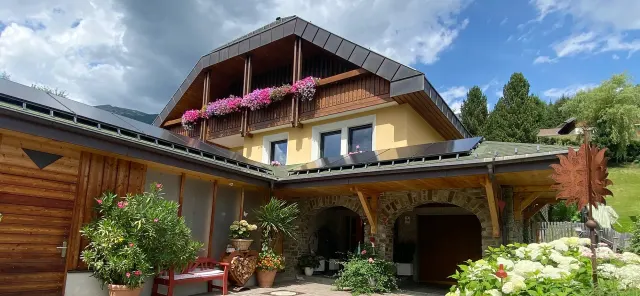BookNoFees: počitniška nastanitev v St. Michael Im Lungau – Eleganten apartma z vrtom in kaminom