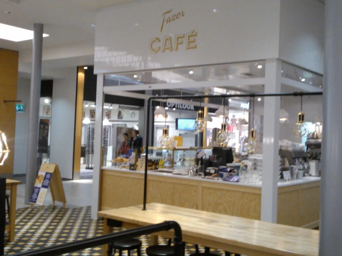 BookNoFees: Kavarna – Fazer Café – Helsinki – Priprava kave, fotografija 1
