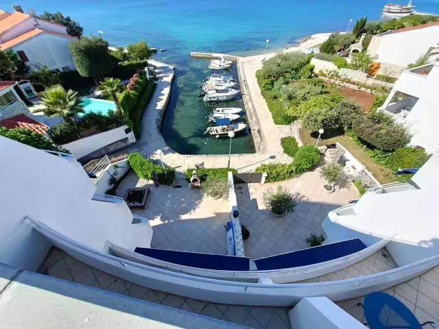 BookNoFees: Miren apartma v središču mesta z balkonom s pogledom na morje – Petrcane