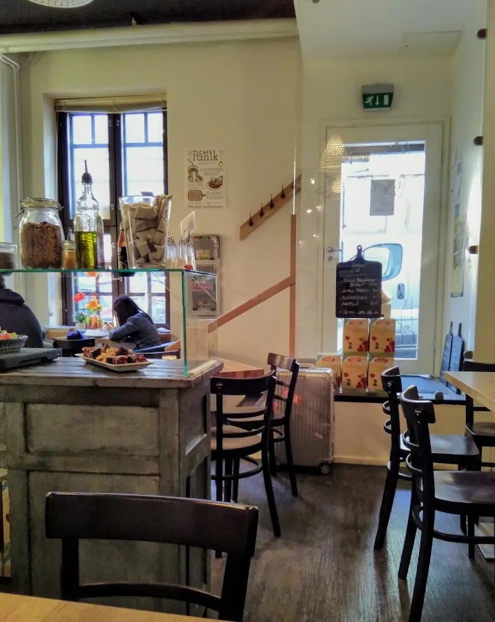 BookNoFees: Kavarna – Cafe Panik – Helsinki – Cafe Panik, fotografija 1