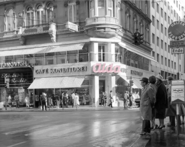 BookNoFees: Kavarna – Aida – Vienna – Aida, fotografija 2