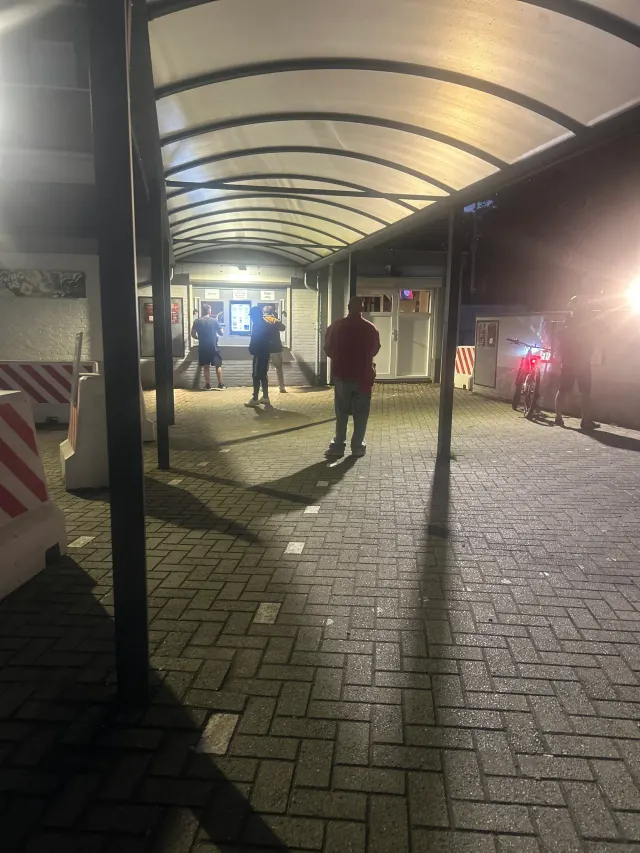 BookNoFees: Bar – Coffeeshop Down Under – Kerkrade – Vhod z ljudmi in kolesom, fotografija 4