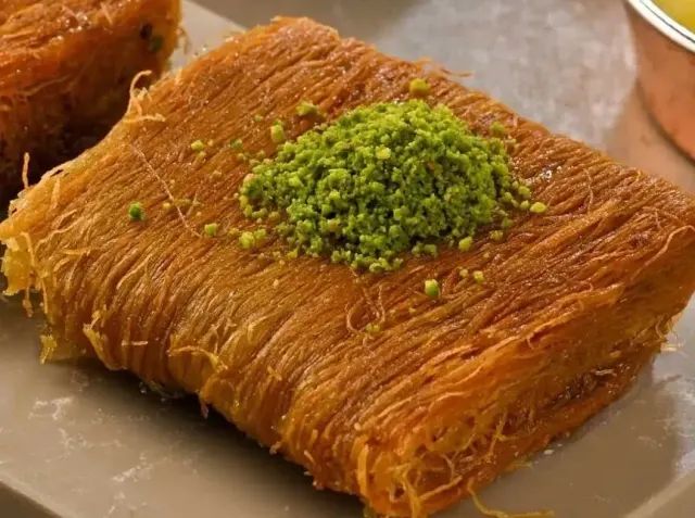 BookNoFees: Restavracija – DİYARZADE KÜNEFE, KATMER, BAKLAVA, VE TATLI – Istanbul – DİYARZADE KÜNEFE, KATMER, BAKLAVA IN SLADICE, fotografija 2