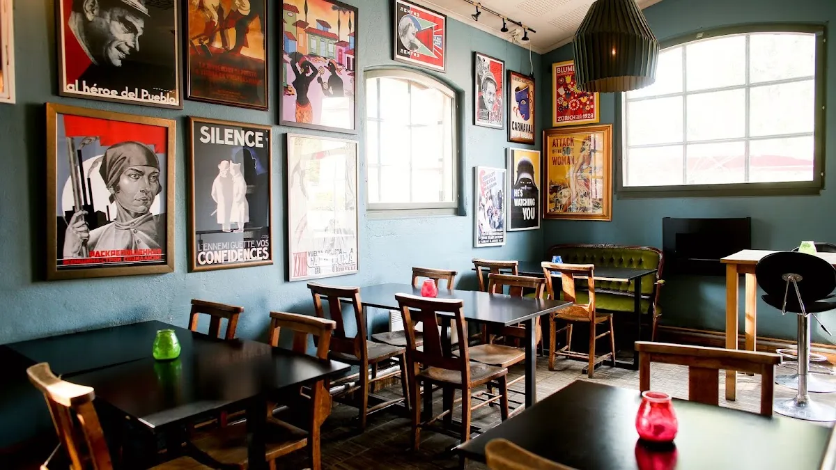 BookNoFees: Kavarna – Café Teater – Oslo – Kavarna-gledališče, fotografija 1