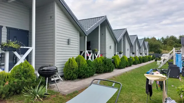BookNoFees: Mirna lesena hišica s savno in teraso – Jarosławiec