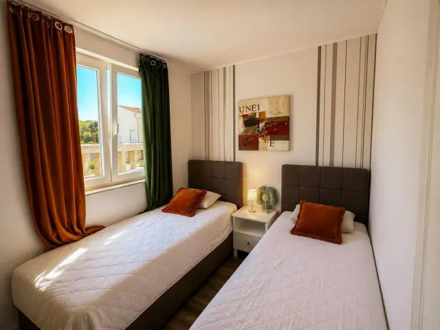 BookNoFees: Miren apartma ob morju z balkonom in pogledom na marino – Petrcane