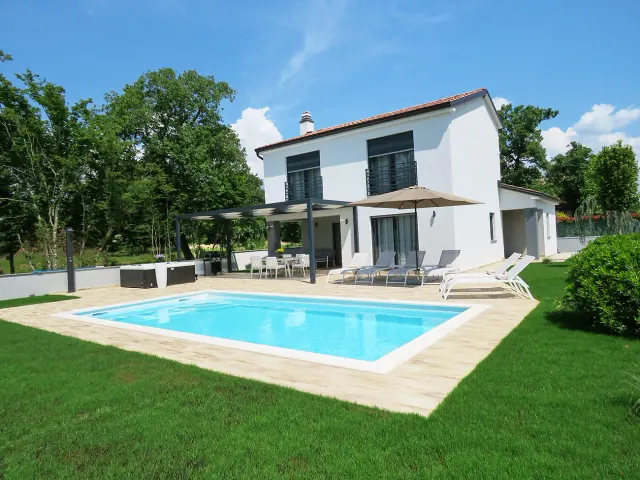 BookNoFees: Villa Cerasela | Elegantna vila v bližini Rovinja z bazenom, masažno kadjo in žarom – Kanfanar