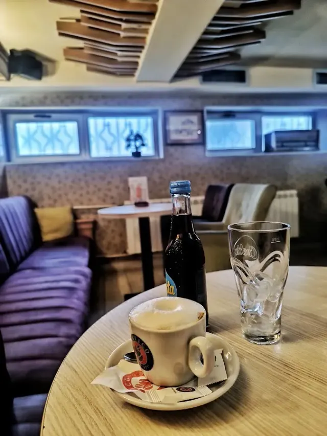 BookNoFees: Kavarna – Caffe Diplomat – Belgrade – Caffe Diplomat, fotografija 3