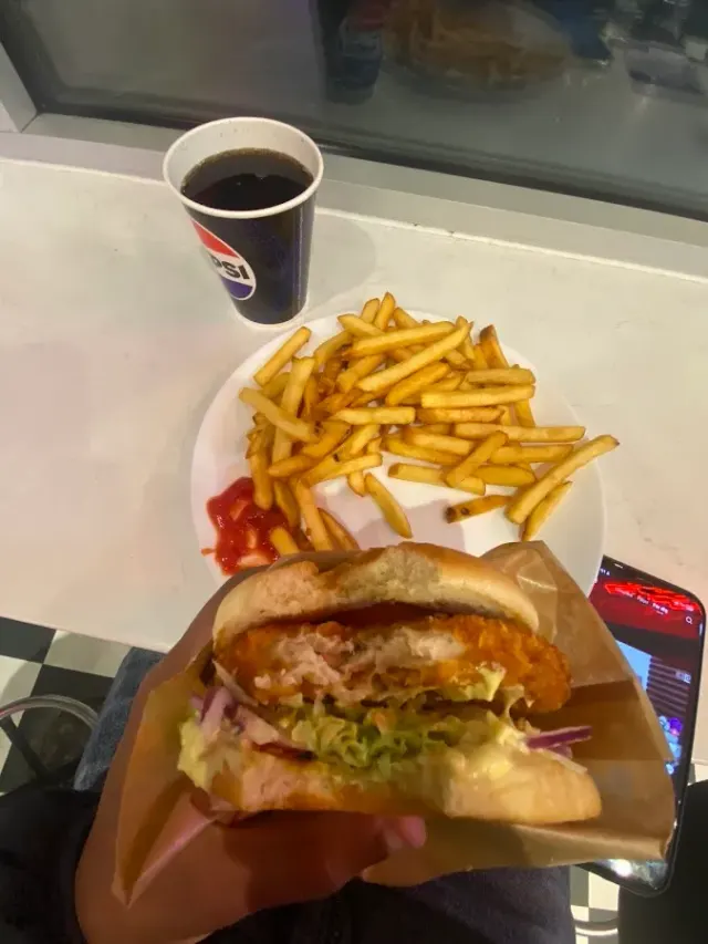 BookNoFees: Okrepčevalnica – Alviksgrillen – Stockholm – Alviksgrillen, fotografija 3