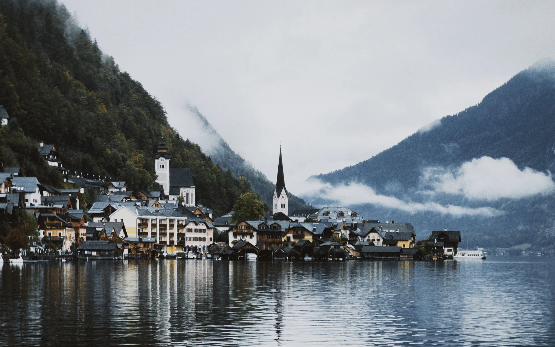 Hallstatt ob jezeru med oblačnimi gorami