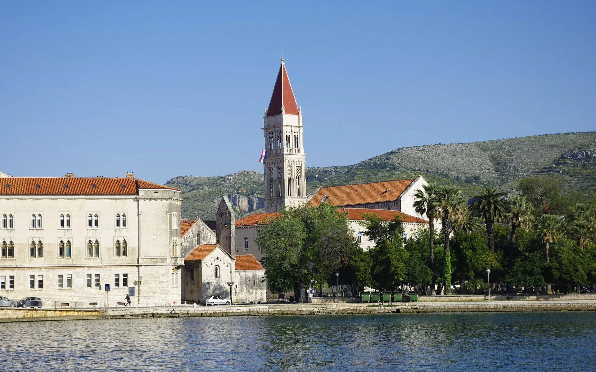 Nabrežna promenada v Trogirju z zgodovinskim cerkvenim stolpom