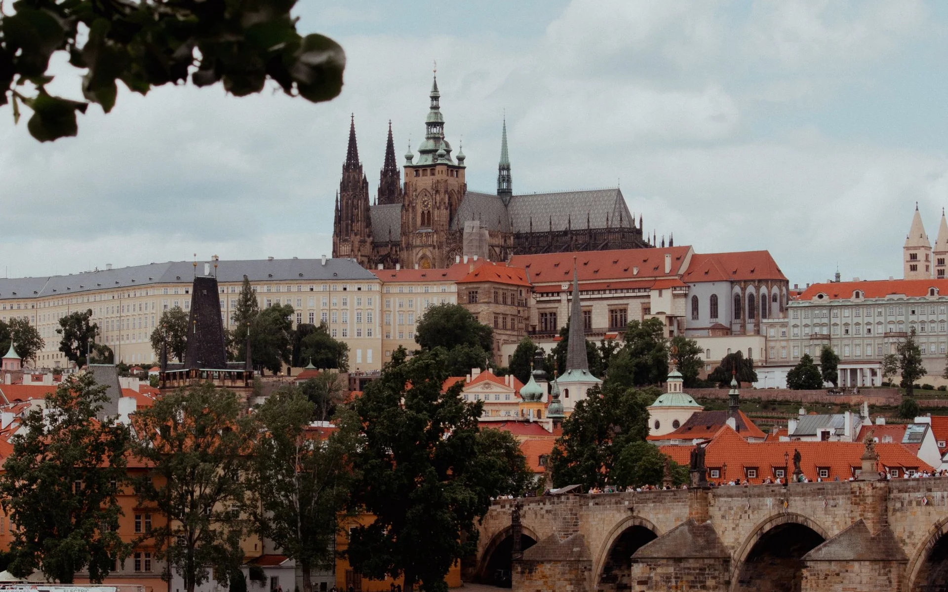 Pragski grad in Karlov most čez reko Moldavo