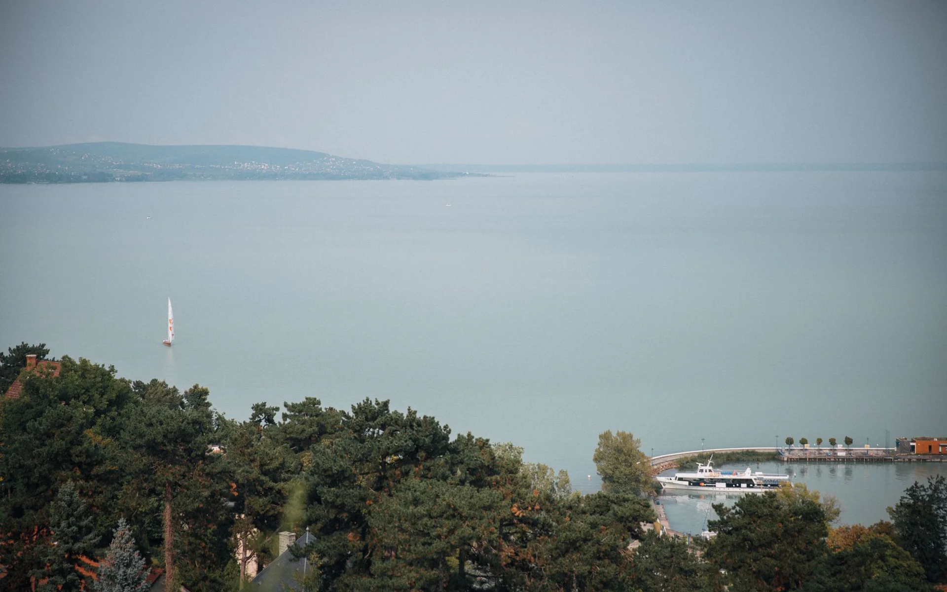 Pogled iz Tihanyja čez Balatonsko jezero