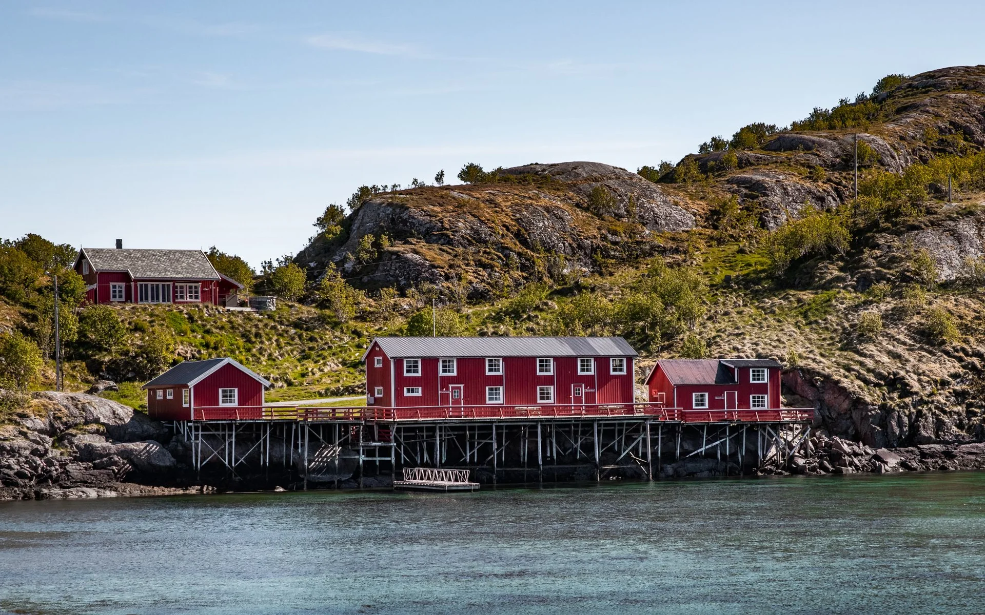 Rdeče hiše ob vodi v Nordlandu, Norveška