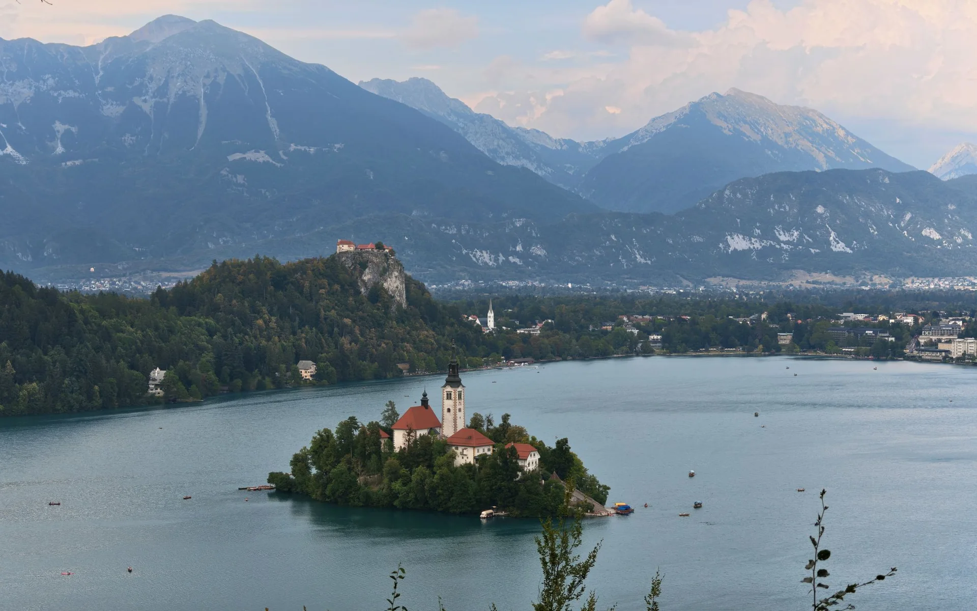Blejsko jezero s cerkvijo na otoku pred Alpami