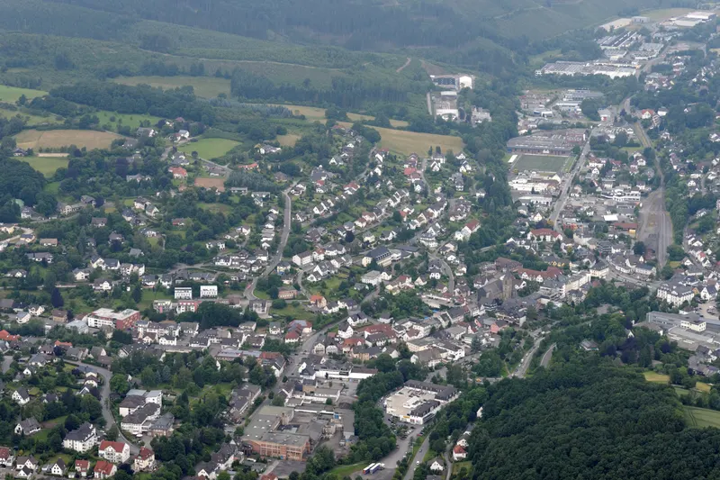 Mesto Sundern iz zraka, hiše ob dolini Röhr med gozdnatimi griči