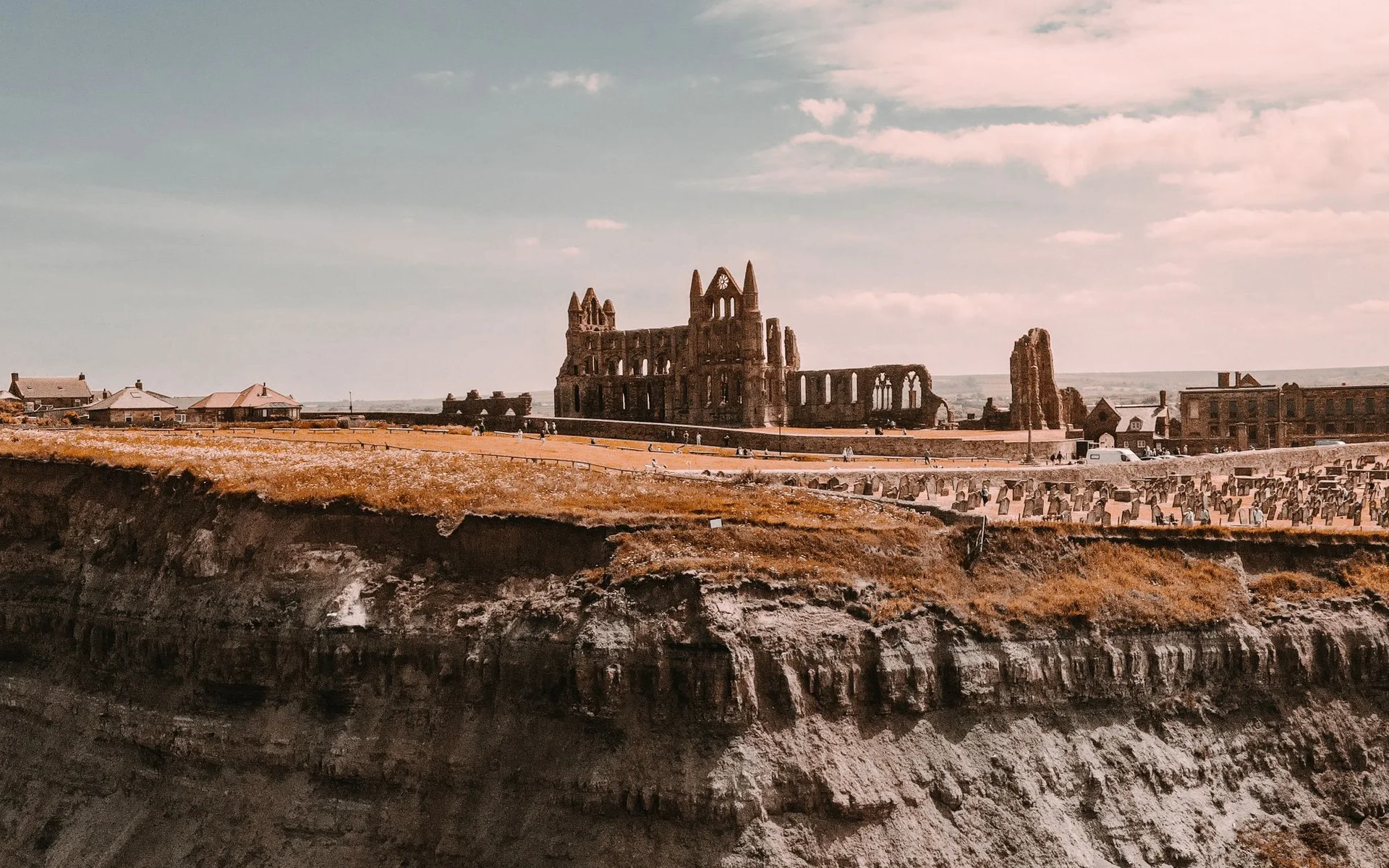 Ruševine samostana Whitby Abbey nad angleško obalo
