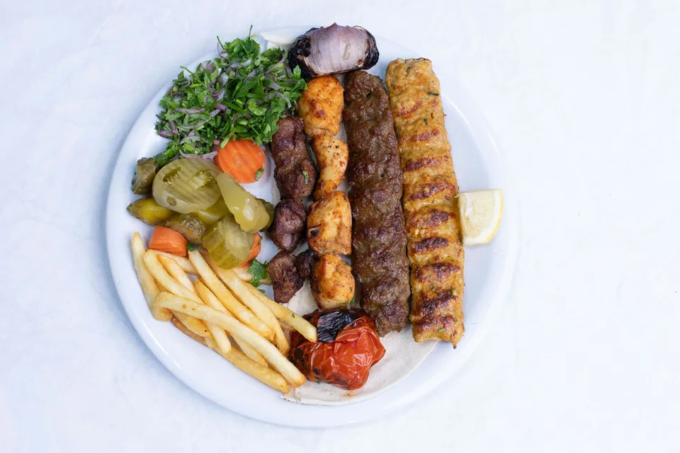 BookNoFees: Primer fotografije: Žarjeni kebabi, postreženi s solato in krompirčkom