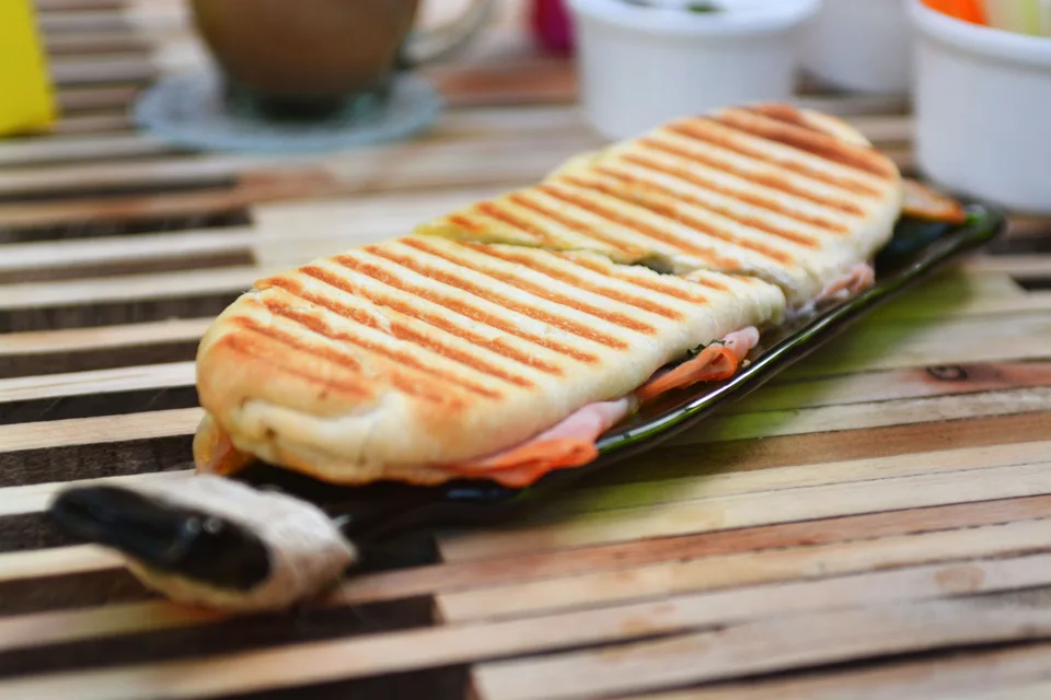 Primer fotografije: Opečen panini z žarovnimi sledi na temnem krožniku