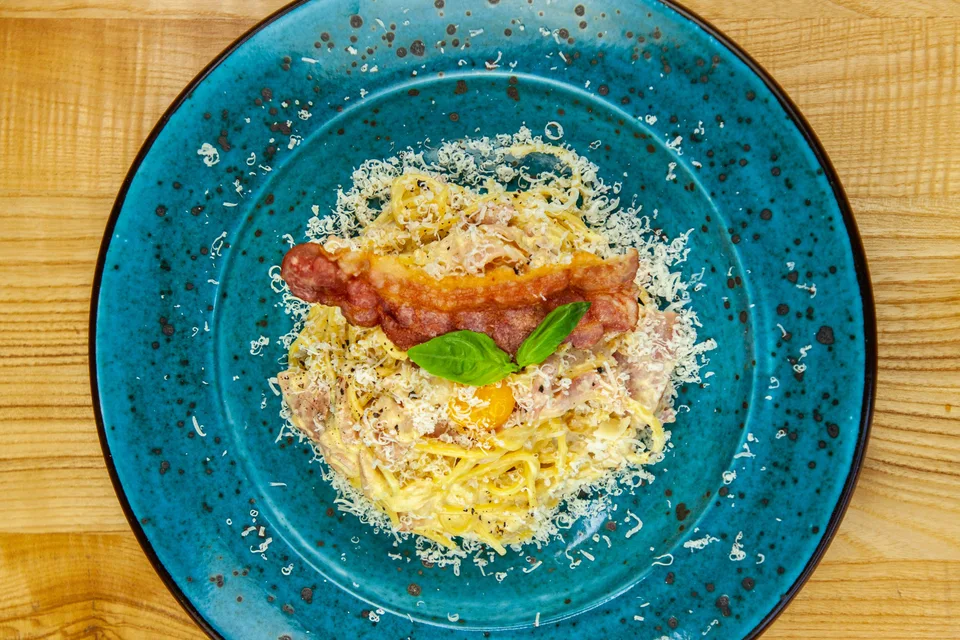 Primer fotografije: Špageti carbonara na modrem krožniku