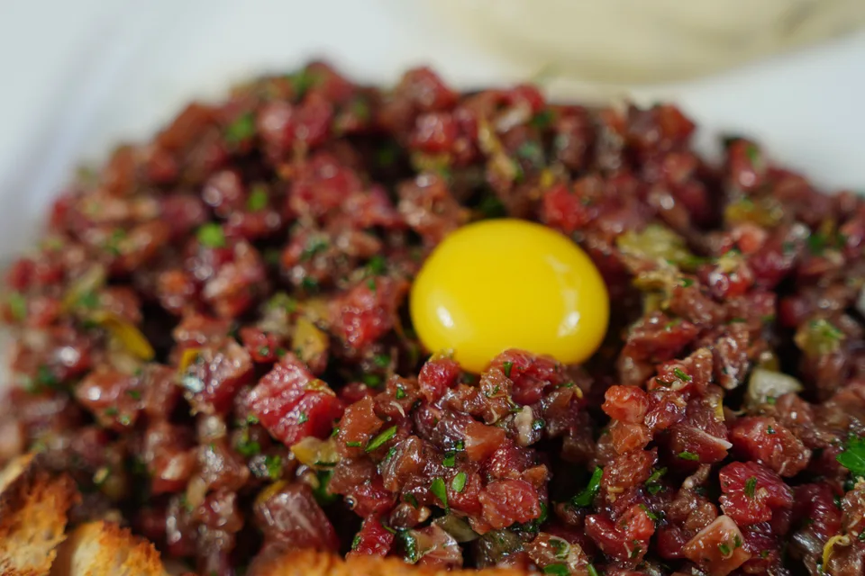 BookNoFees: Primer fotografije: Steak tartare z jajčnim rumenjakom, serviran z opečenim kruhom
