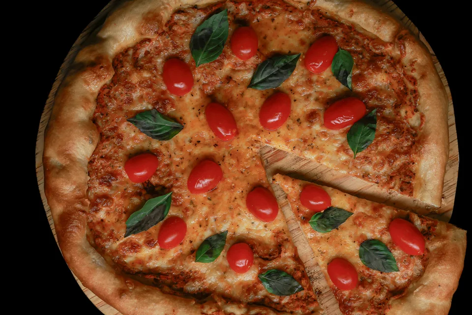 Primer fotografije: Pizza s paradižnikom in baziliko